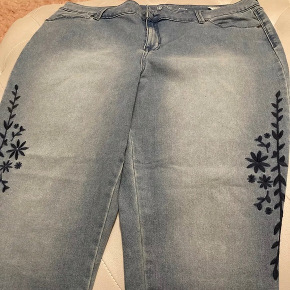 NEW Style & Co Blue Denim Floral Cropped Jeans Size 16W - Picture 5 of 9